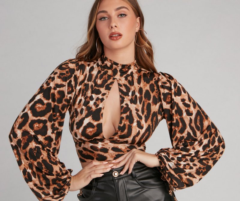 TableClothsUs On The Prowl Leopard Keyhole Top